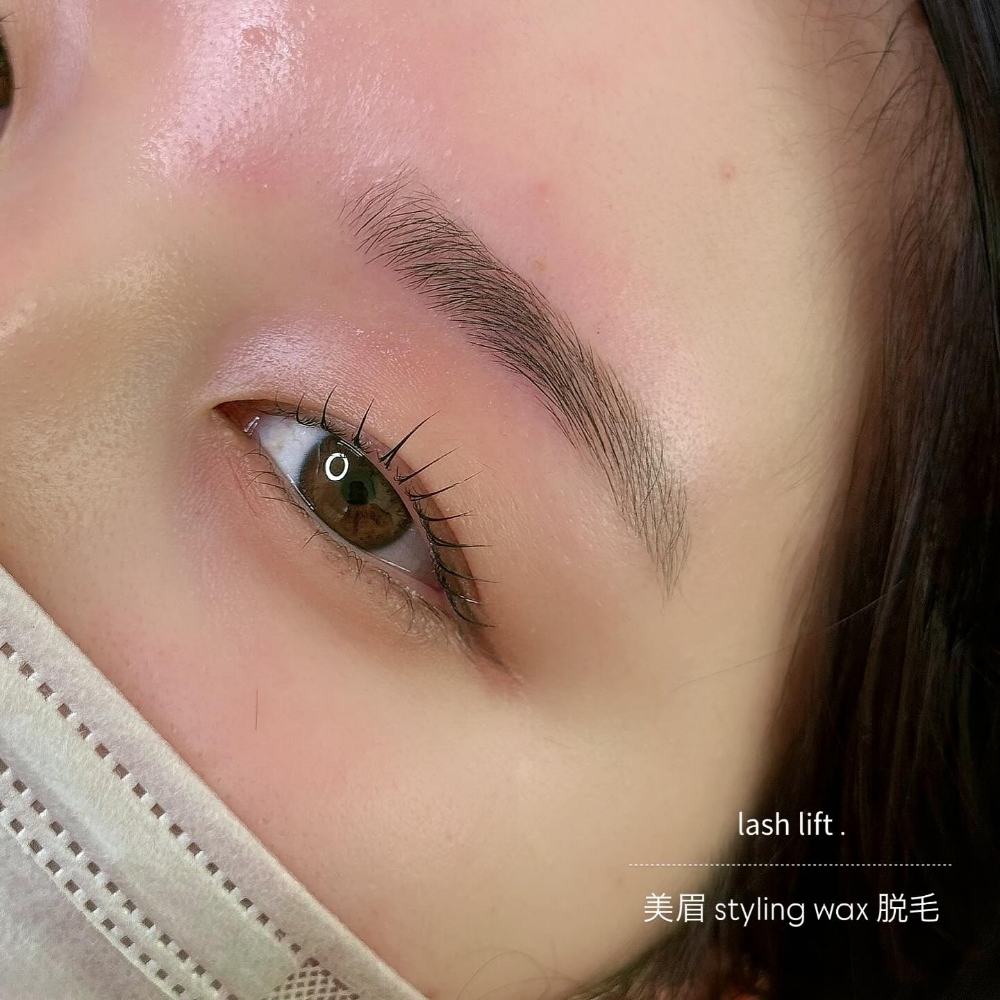 まつげと眉毛を美しく整えた女性の目元