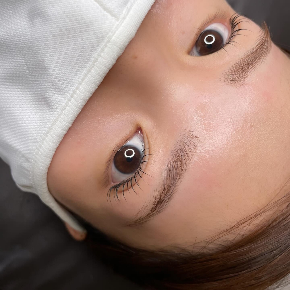 まつげと眉毛をセットでケアした美しい目元のアップ