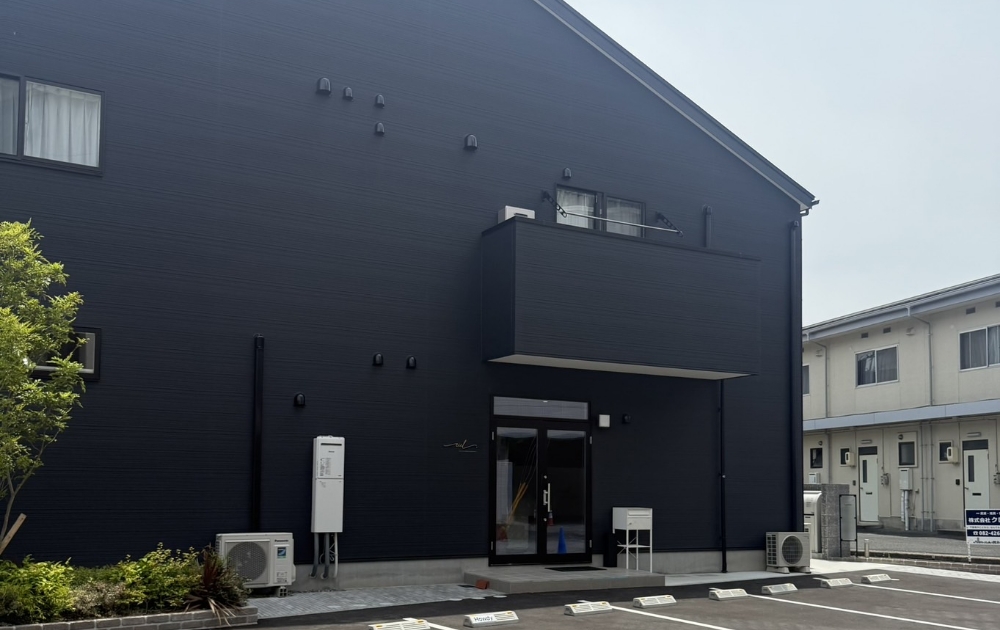 黒を基調としたプライベートサロンciel.の店舗外観