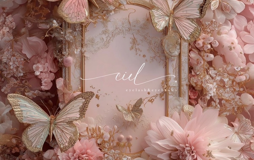 ピンクの花と蝶の装飾が施されたciel.のロゴフレーム
