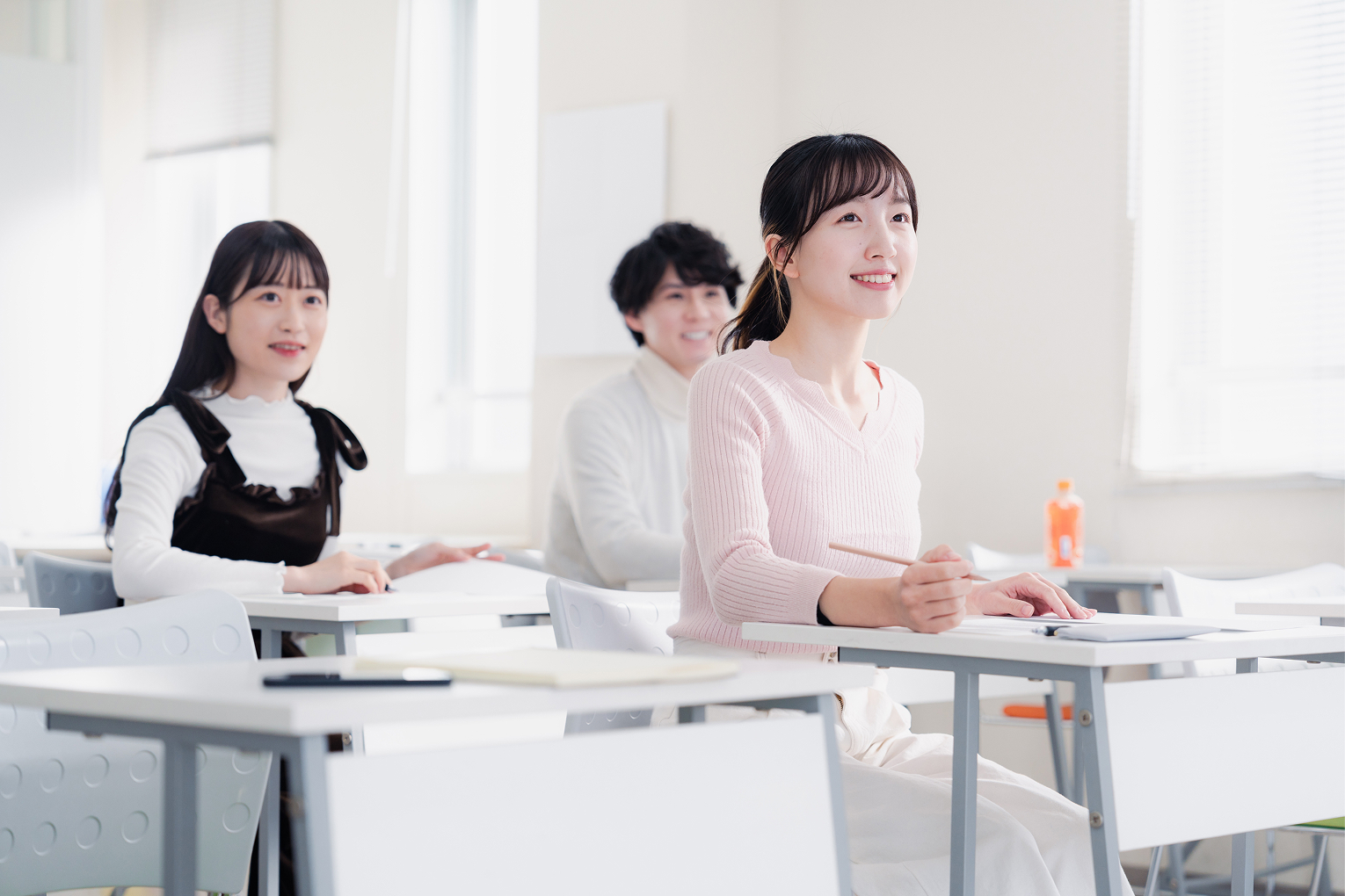 美容の技術を学ぶ生徒たち