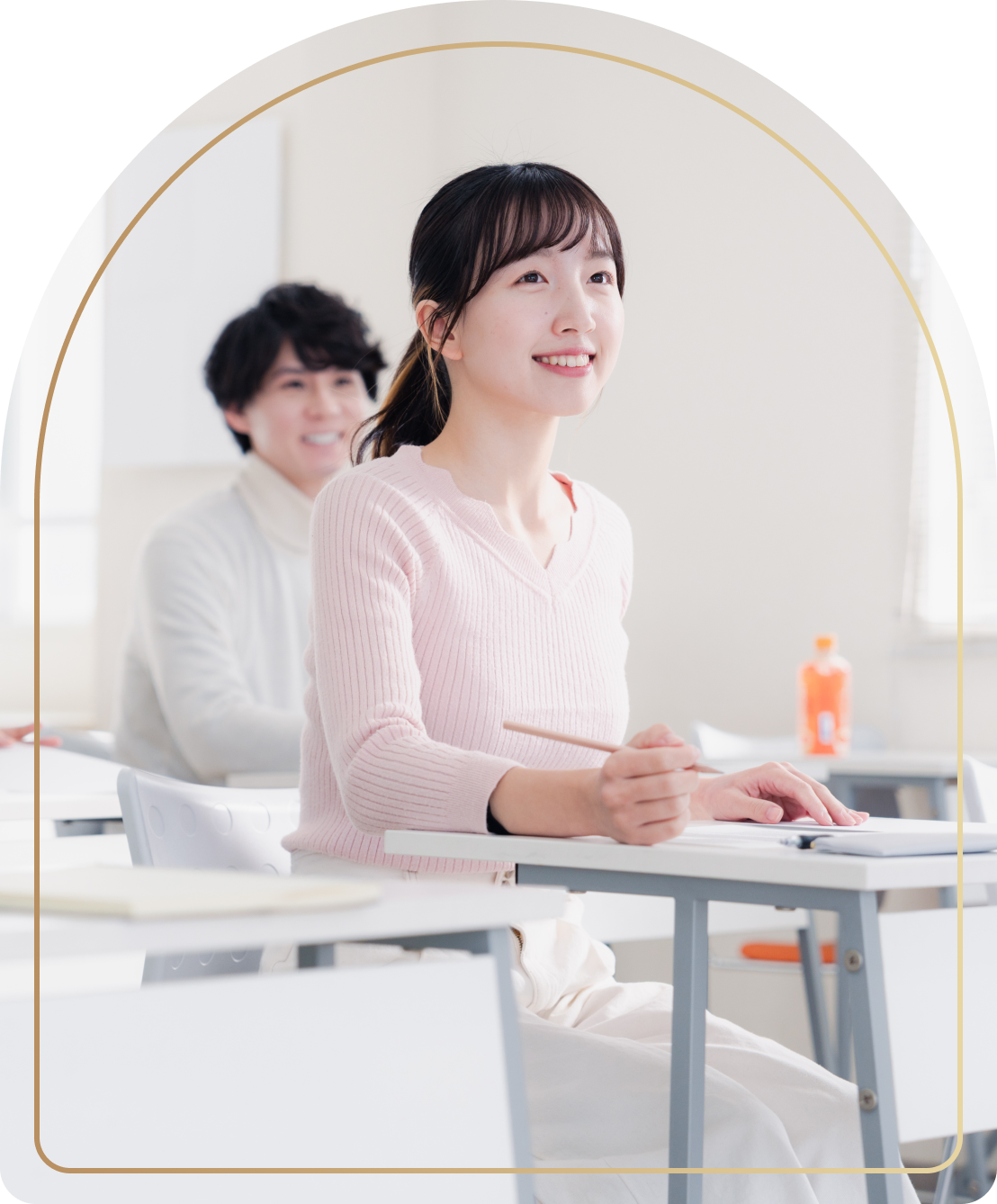 笑顔で授業を受ける女性